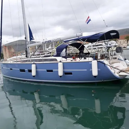 Polina I Botel Trogir